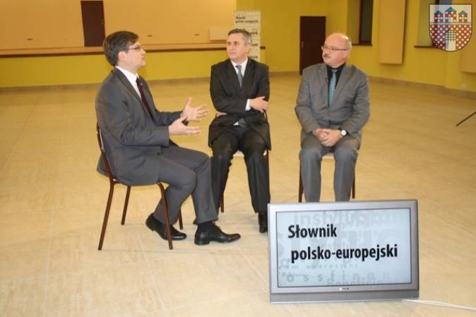 : Prowadzacy Grzegorz Barański, marszałek Mariusz Kleszczewski i burmistrz Żarek Klemens Podlejski w trakcie nagrania.